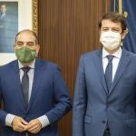 El presidente de Castilla y León, Alfonso Fernández Mañueco, recibe al de ATA, Lorenzo Amor