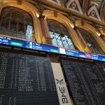 Varias pantallas muestran la evolución del Ibex 35, ayer en la Bolsa de Madrid