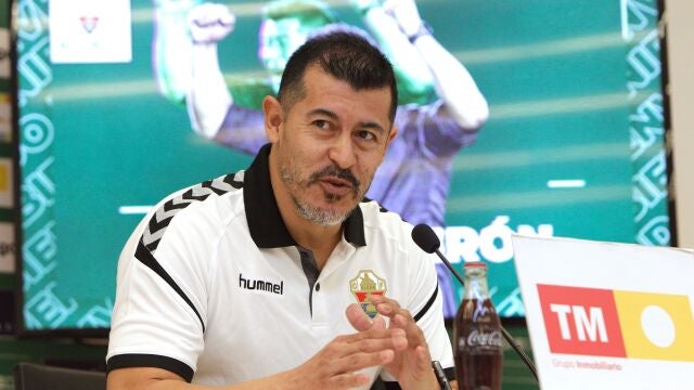 Jorge Almirón durante su etapa como entrenador del Elche.