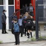 Londres se enfrenta al Gobierno de Johnson y pide el cierre de los colegios