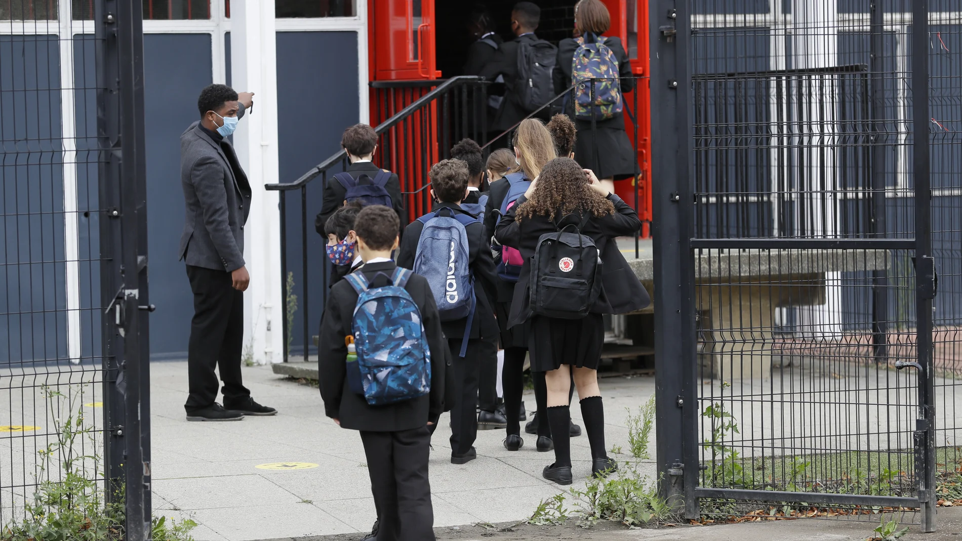 Londres se enfrenta al Gobierno de Johnson y pide el cierre de los colegios