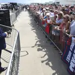 El presidente Donald Trump saluda a sus seguidores en Wilmington International Airport en Carolina del Norte