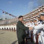 Xi Jinping saluda a efectivos chinos en un portaaviones chino el año pasado