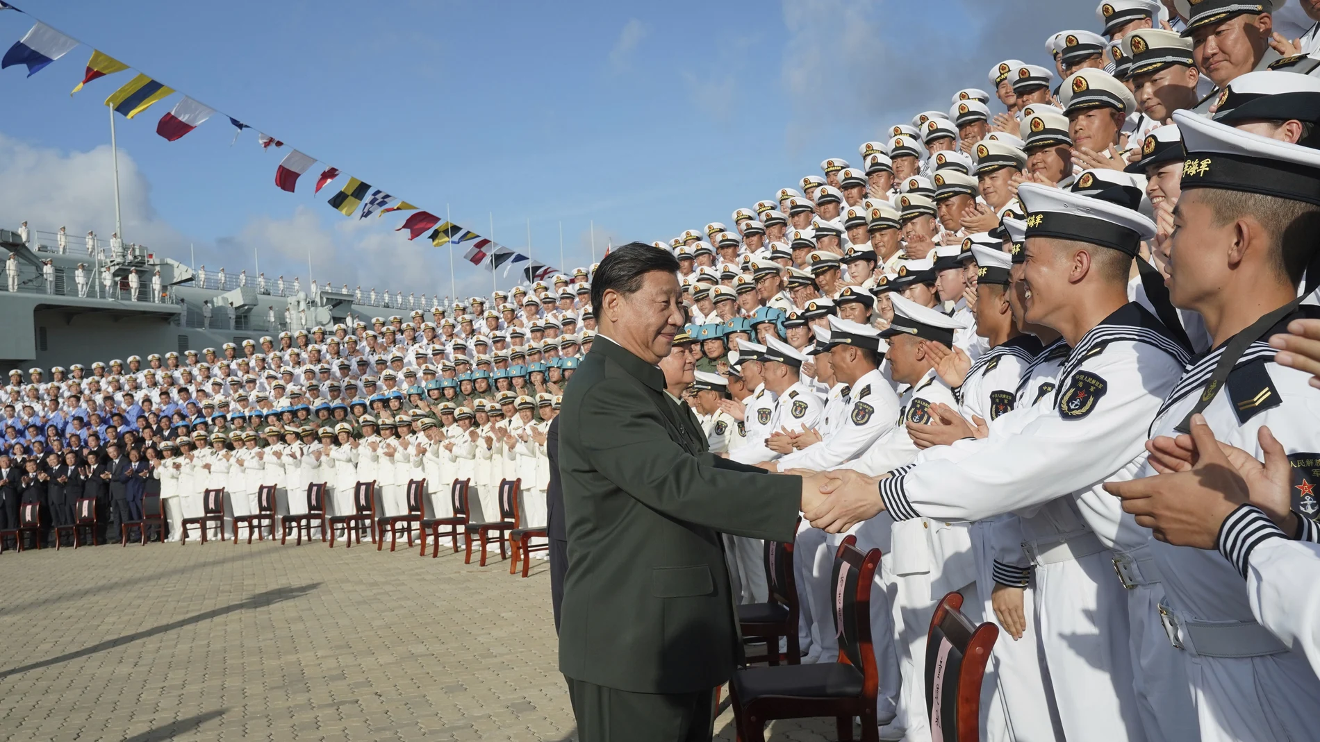 Xi Jinping saluda a efectivos chinos en un portaaviones chino el año pasado