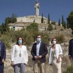 El presidente del PP, Pablo Casado, junto a Ángeles Armisén, Alfonso Polanco, Rodrigo Mediavilla y Milagros Marcos, a los pies del Cristo del Otero
