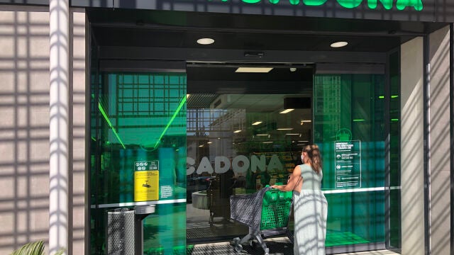 Entrada al supermercado Mercadona ubicado frente al Palacio de Congresos, que ha reabierto hoy