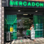 Entrada al supermercado Mercadona ubicado frente al Palacio de Congresos, que ha reabierto hoy