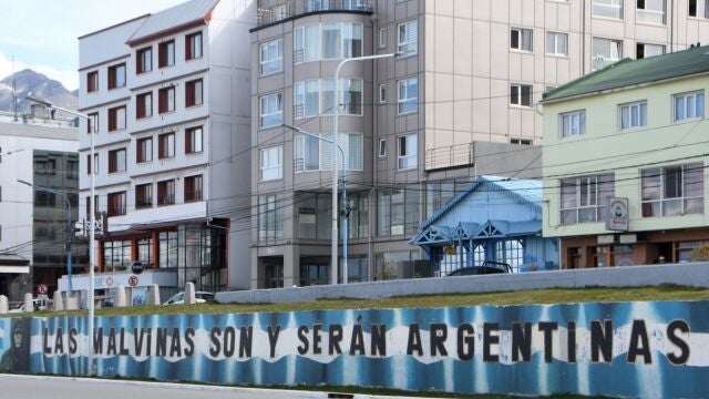Mural que reivindica la soberanía de Argentina sobre las islas Malvina, bajo administración británica, tras el conflicto armado de 1982 que dejó un saldo de 900 muertos en apenas dos meses de guerra04/09/2020