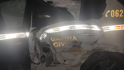 GRAFAND2020. ESTEPONA (MÁLAGA), 04/09/2020.- Imagen facilitada por la Guardia Civil que muestra los daños en uno de los dos vehículos de la Guardia Civil durante una operación en la que dos miembros de este instituto armado han resultado heridos leves al ser embestidos dos de sus vehículos patrulla por el coche de unos traficantes de droga que huían tras ser descubiertos con un alijo de 630 kilogramos de hachís en una playa de Estepona (Málaga). La operación se saldó con seis detenidos y la droga incautada. EFE/ Guardia Civil