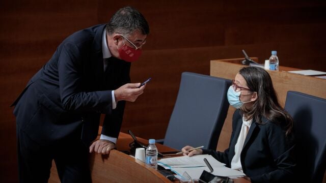Enric Morera conversa con la vicepresidenta primera del Consell, Mónica Oltra, en una imagen de archivo.