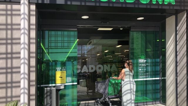 Entrada del Mercadona de Sevilla Este, frente al Palacio de Congresos
