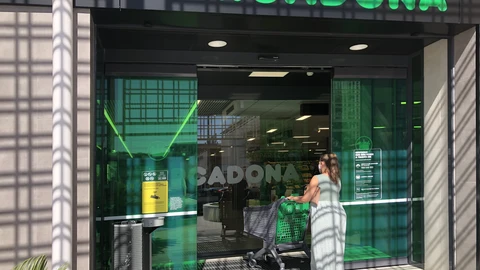 Entrada del Mercadona de Sevilla Este, frente al Palacio de Congresos