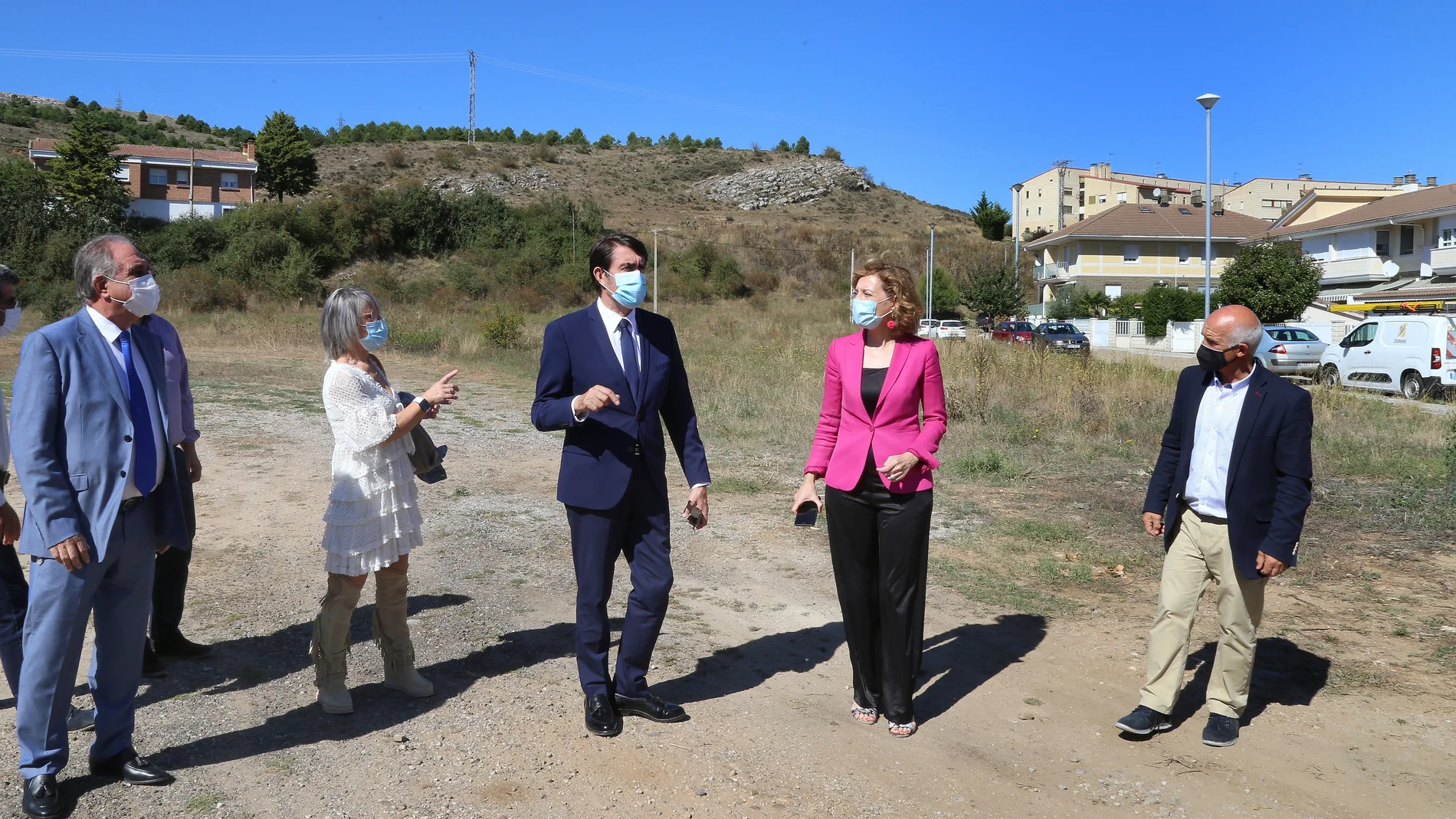 El consejero de Fomento de la Junta presenta el proyecto de promoción de viviendas de protección oficial en Aguilar de Campoo (Palencia) El consejero de Fomento de la Junta de Castilla y león, Juan Carlos Suárez Quiñones; lla alcaldesa de Aguilar de Campoo , María José Ortega (2I); y la directora general de Vivienda,Arquitectura y Urbanismo, Maía Pardo (2D), en los terrenos donde se vaa construir la promoción de viviendas de protección oficial