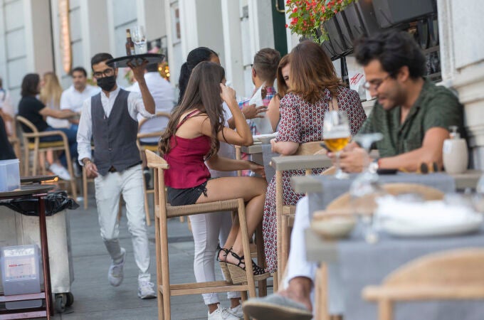Terrazas de bares y restaurantes se llenan ante el calor en Madrid