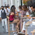Terrazas de bares y restaurantes se llenan ante el calor en Madrid