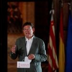 El presidente de la Generalitat, Ximo Puig, atiende a los medios de comunicación tras la reunión telemática que ha mantenido, desde el Palau de la Generalitat con la consellera de Sanidad, Ana Barceló, de seguimiento de las medidas contra la covid-19. EFE/Manuel Bruque