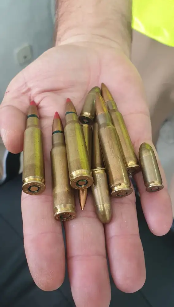 Las balas largas, de punta roja, pertenecen a un fúsil CETME, presente en la Benemérita desde los años 50