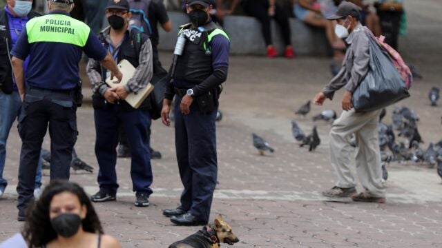 AME2829. TEGUCIGALPA (HONDURAS), 05/09/2020.- Integrantes de la Policía Municipal vigilan hoy, en la Plaza Central en Tegucigalpa (Honduras). La pandemia de COVID-19 en Honduras ha dejado en seis meses 2.000 muertos y más de 63.000 contagiados, sin que se vislumbre un claro descenso de la enfermedad, mientras que la recuperación económica no marcha con la celeridad deseada por parte de la empresa privada. EFE/Gustavo Amador