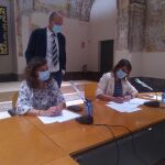 La consejera de Educación, Rocío Lucas, firma el acuerdo con los sindicatos UGT, CSIF, ANPE y Stecyl para mejorar las condiciones laborales de los profesores