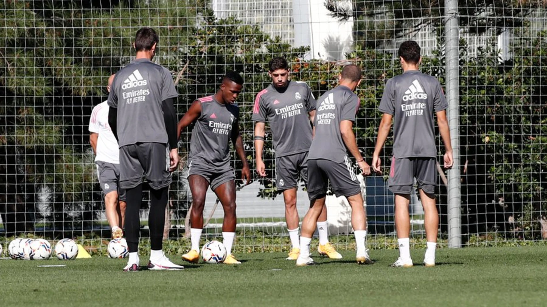 Un momento del entrenamiento del Real Madrid de este domingo en Valdebebas