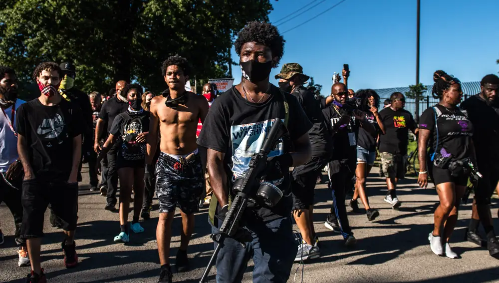 Miembros de la milicia desfilan en Louisville