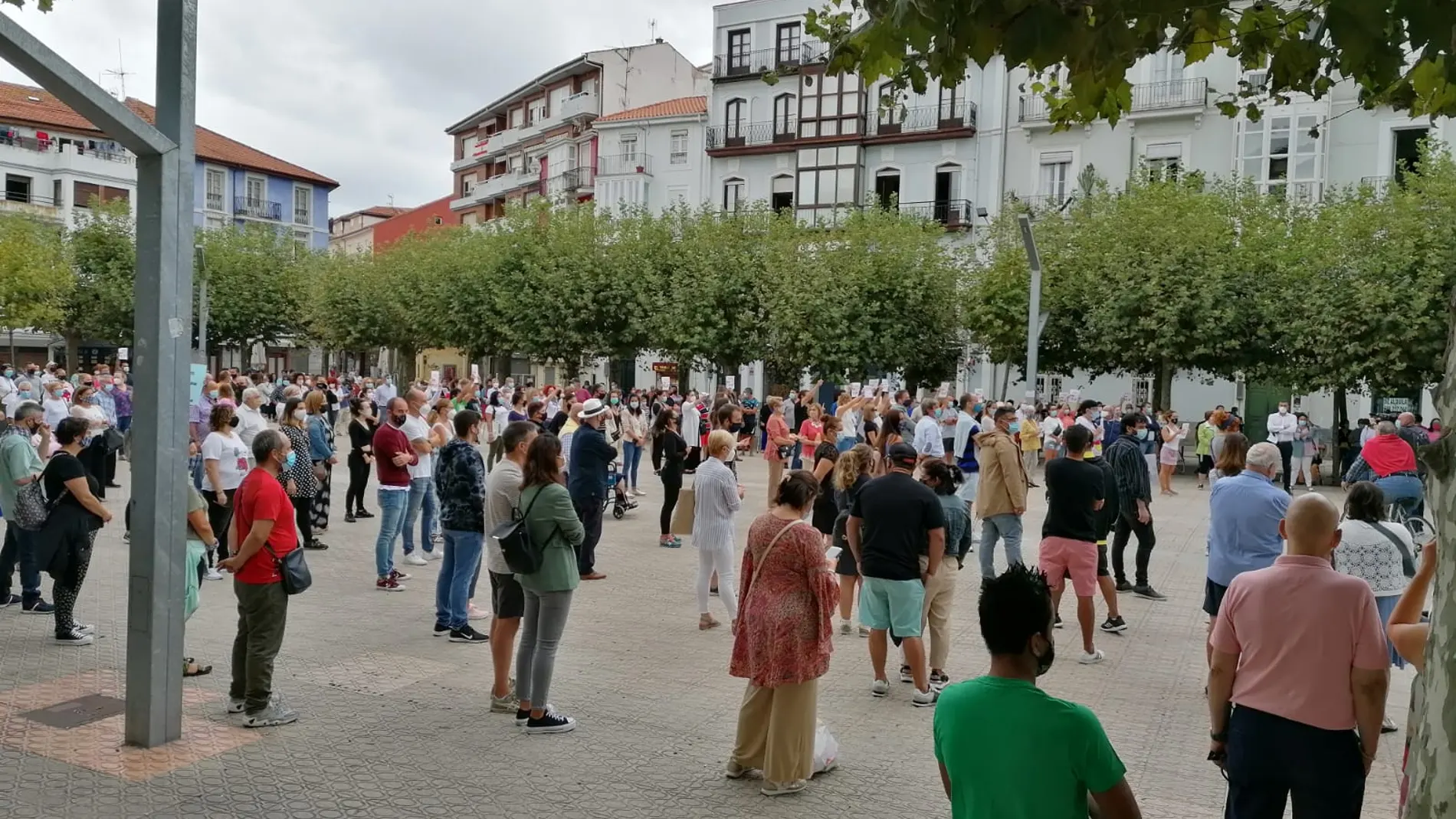 Los vecinos de Santoña se han concentrado en la plaza de San Antonio para apoyar a la comunidad educativa de la localidad que pide retrasar el inicio del curso escolar hasta que termine el confinamiento en el municipio.