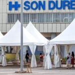 Una de las Carpas de COVID-EXPRES instalada en la explanada frente al área Urgencias del viejo hospital de Son Dureta, este domingo en Palma de Mallorca