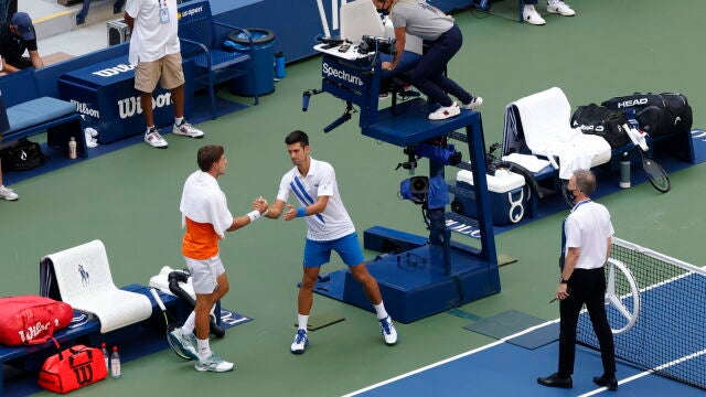 Djokovic saluda a Pablo Carreño. Al serbio lo expulsaron del partido de octavos del US Open y el español, que mandaba 6-5 en el primer set, fue el ganador