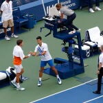 Djokovic saluda a Pablo Carreño. Al serbio lo expulsaron del partido de octavos del US Open y el español, que mandaba 6-5 en el primer set, fue el ganador