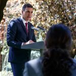 El presidente del Gobierno, Pedro Sánchez junto a los presidentes de CEOE, Antonio Garamendi y la Cepyme, Gerardo Cuerva y los secretarios generales de UGT, Pepe Álvarez y CCOO, Unai Sordo Pablo Iglesias en el palacio de la Moncloa, en Madrid-