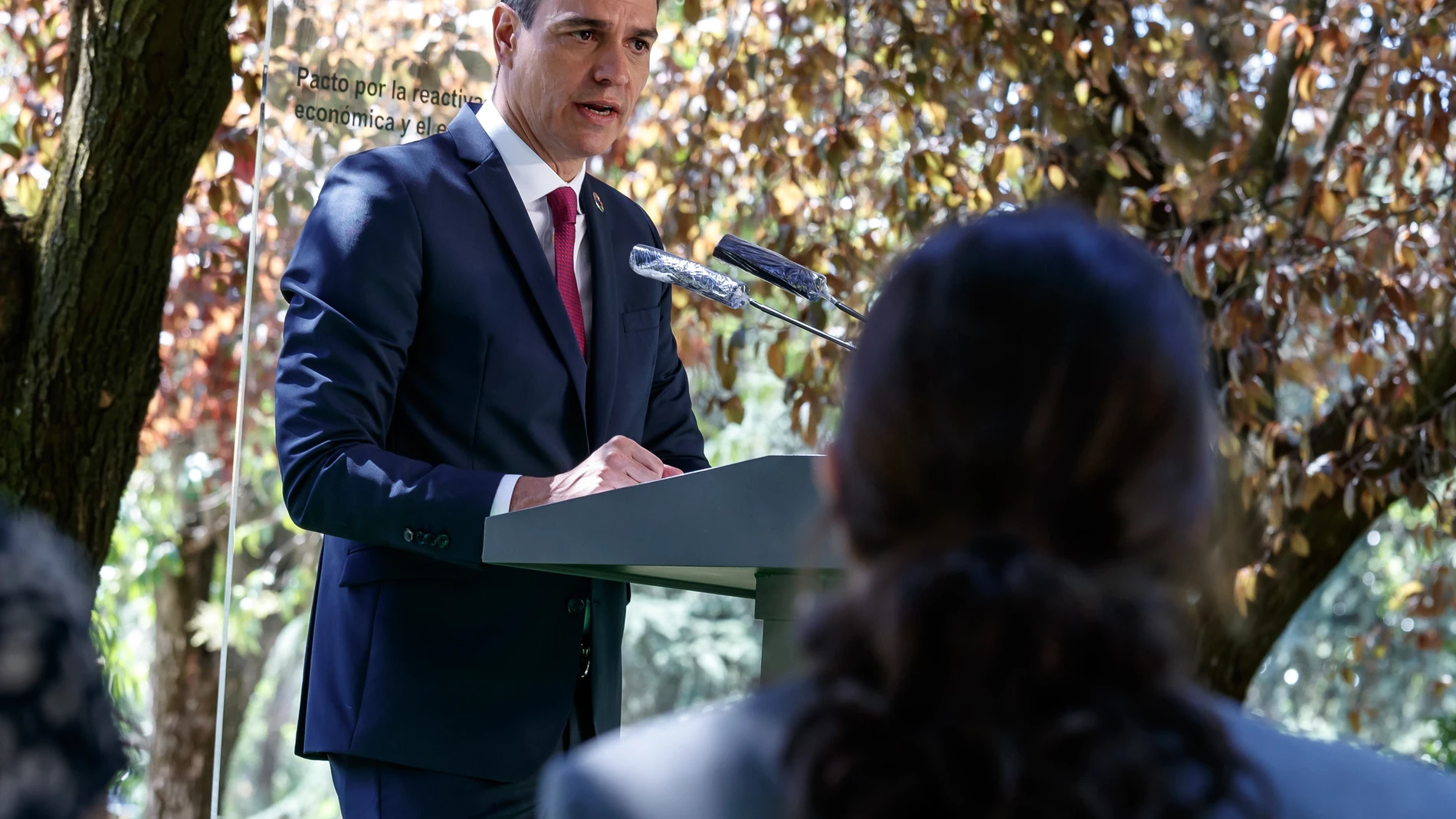 El presidente del Gobierno, Pedro Sánchez junto a los presidentes de CEOE, Antonio Garamendi y la Cepyme, Gerardo Cuerva y los secretarios generales de UGT, Pepe Álvarez y CCOO, Unai Sordo Pablo Iglesias en el palacio de la Moncloa, en Madrid-