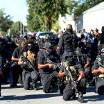 Miembros de una milicia armada negra marchan en Louisville contra los policías de esta ciudad de Kentucky