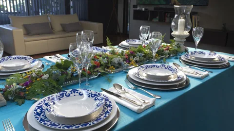 Sus invitados quedarán fascinados por el diseño y la durabilidad de la vajilla que regala LA RAZÓN haciendo de una comida algo especial