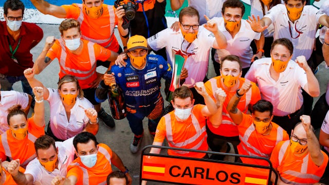 El equipo McLaren celebra el podio de Carlos Sainz en el GP de Italia 2020.
