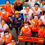 El equipo McLaren celebra el podio de Carlos Sainz en el GP de Italia 2020.
