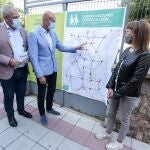 El alcalde de León, José Antonio Diez; el concejal de Movilidad, Vicente Canuria y la técnico municipal de Movilidad, Cristina Villalón, presentan en rueda de prensa una nueva edición de la Semana de la Movilidad