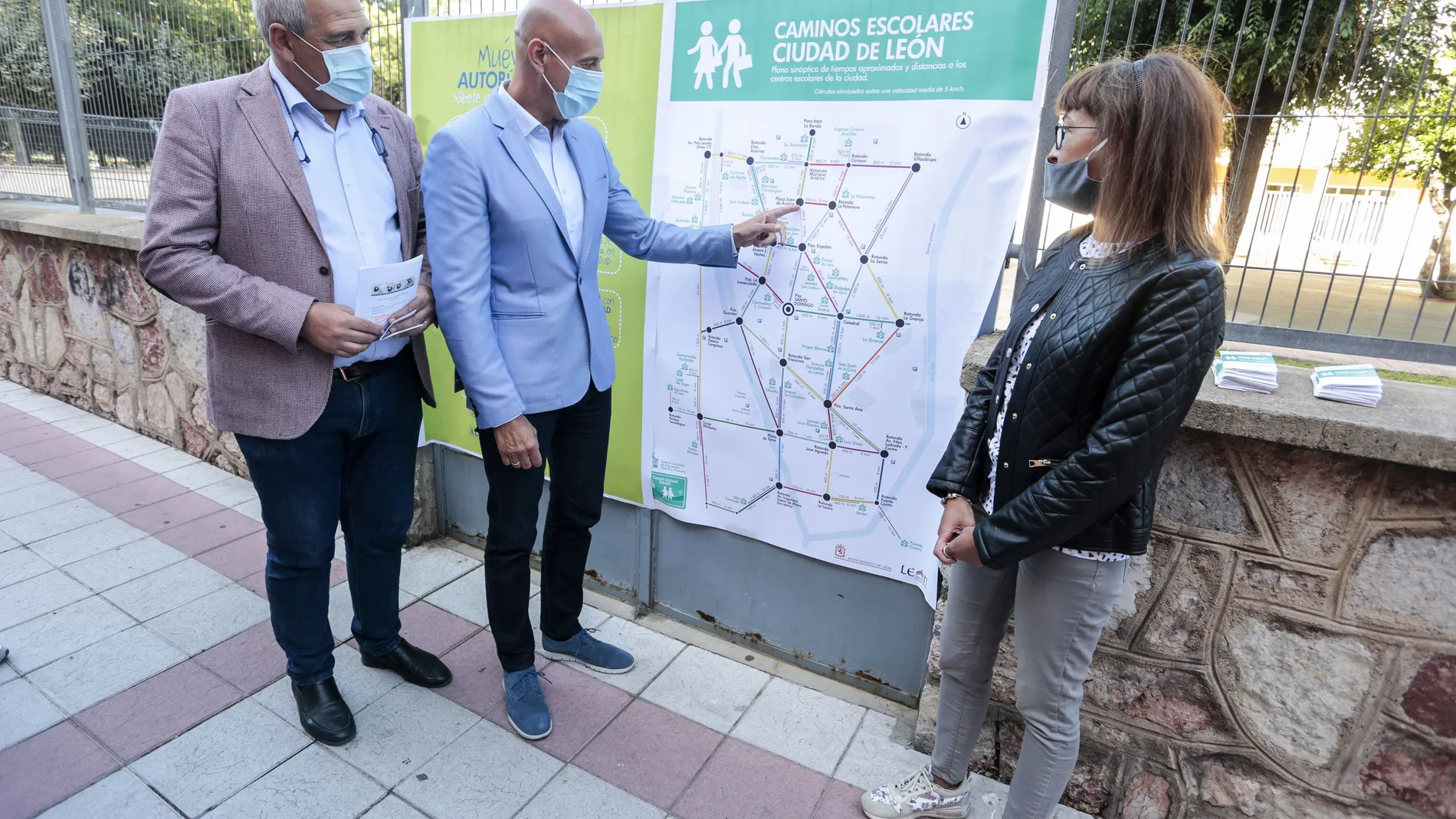 El alcalde de León, José Antonio Diez; el concejal de Movilidad, Vicente Canuria y la técnico municipal de Movilidad, Cristina Villalón, presentan en rueda de prensa una nueva edición de la Semana de la Movilidad