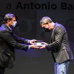 Antonio Onetti (izda.) y Antonio Banderas el domingo en el Teatro del Soho de Málaga