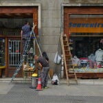 Unos obreros hacen reformas en una tienda de madrid