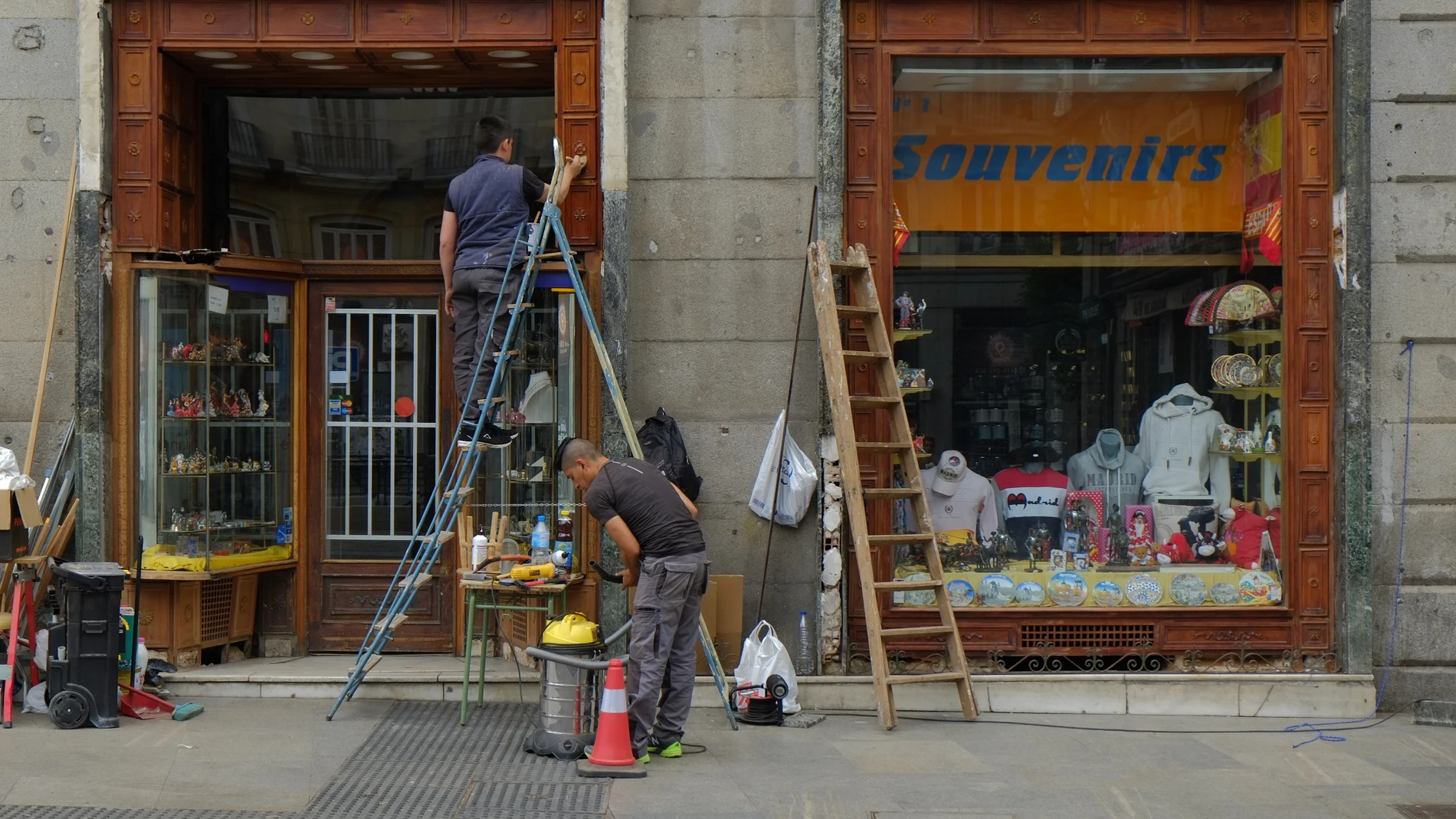 Unos obreros hacen reformas en una tienda de madrid