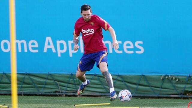 Leo Messi se entrena con el Barcelona después de confirmarse su continuidad en el club.