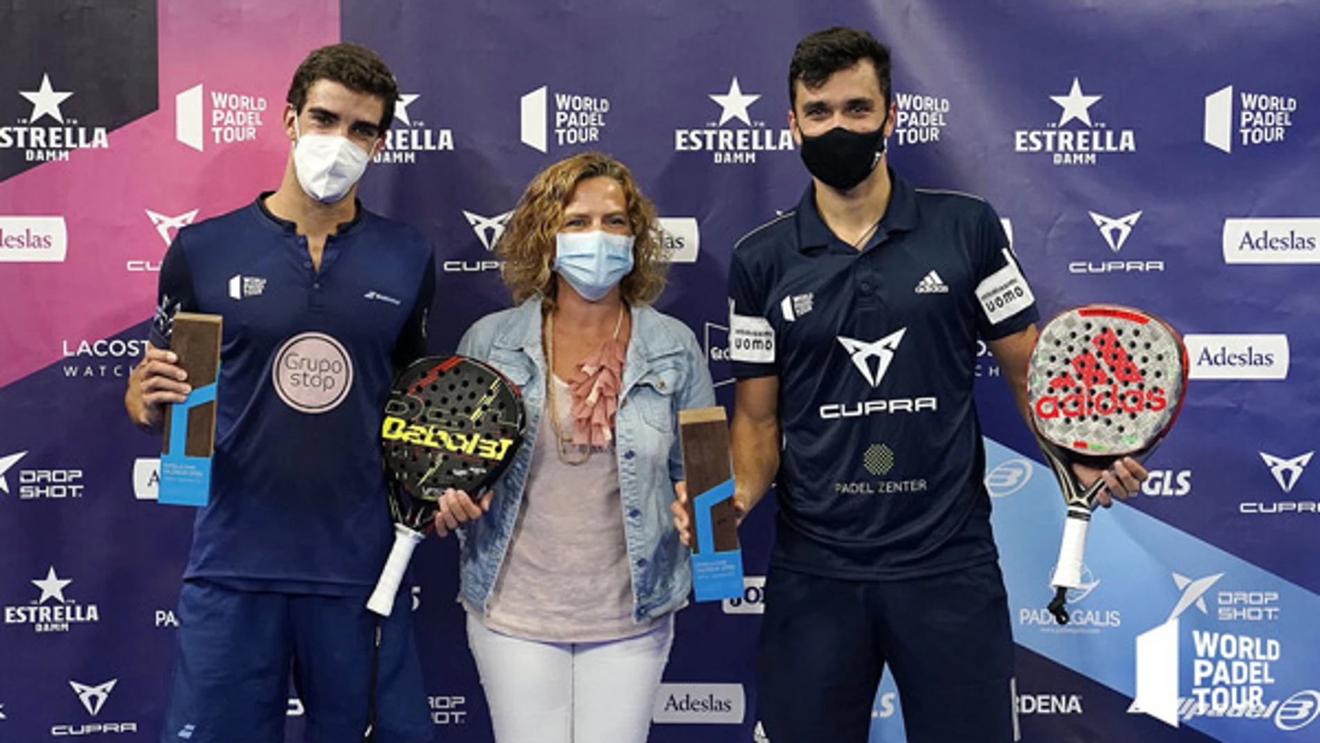 Juan Lebrón y Ale Galán, con el título en Valencia.