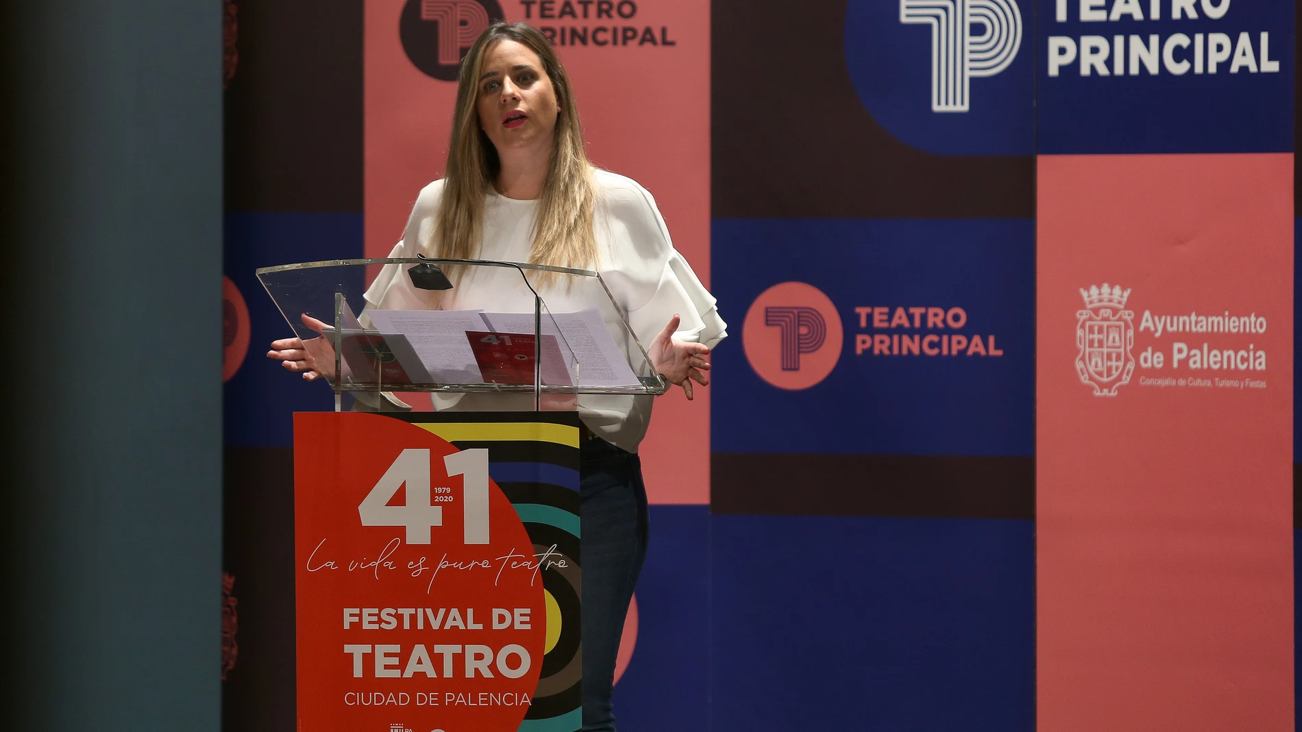 La concejala de Cultura de Palencia, Laura Lombraña, presenta la programación del Teatro Principal
