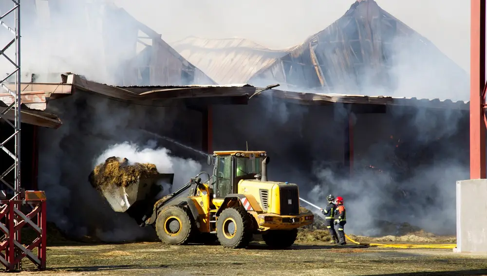 GRAF861. MORALEJA DE VINO (ZAMORA), 07/09/2020.- Efectivos del cuerpo de bomberos trasbajan en las labores de extinción del incendio que se ha declarado sobre las 23.30 horas de la noche del domingo al lunes, que ha calcinado varias naves de almacenamiento de materia prima de Cobadu, la mayor cooperativa agroganadera de Zamora, ubicada entre las localidades de Villaralbo y Moraleja del Vino. EFE/ Mariam A. Montesinos