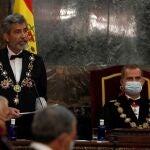 GRAF864. MADRID, 07/09/2020.- El presidente del Consejo General del Poder Judicial (CGPJ), Carlos Lesmes (i), interviene en presencia del rey Felipe VI, al inicio del acto de inauguración del año judicial en una ceremonia celebrada este lunes en el Salón de Plenos del Tribunal Supremo, en Madrid. El monarca inaugura un año judicial totalmente inaudito, marcado por las restricciones de la COVID-19, que hicieron que, al protocolo habitual de este solemne acto, se sumara el sanitario para cumplir con las medidas de seguridad impuestas por la pandemia. EFE/J.J. Guillén POOL