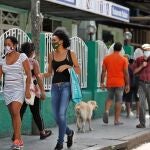 AME3063. LA HABANA (CUBA), 07/09/2020.- Varias personas con tapabocas caminan hoy por una calle de La Habana (Cuba). Cuba detectó 43 nuevos contagios de COVID-19 en las últimas 24 horas como resultado de 7.164 pruebas PCR, la mayor cifra de diagnósticos realizados en una jornada desde el inicio de la pandemia, y sumó un fallecido, según el parte diario del Ministerio cubano de Salud Pública (Minsap). EFE/Yander Zamora