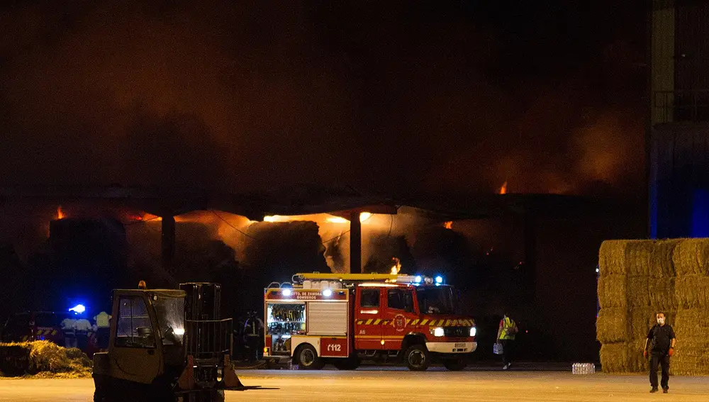 ZAMORA, 07/09/2020.- Efectivos del servicio de Bomberos trabajan en la extinción del incendio declarado anoche, que ha movilizado numerosos medios de extinción, ha quemado hasta el momento tres naves de las instalaciones centrales de Cobadú, la mayor cooperativa zamorana, ubicada entre las localidades de Villaralbo y Moraleja del Vino.EFE/Mariam A. Montesinos