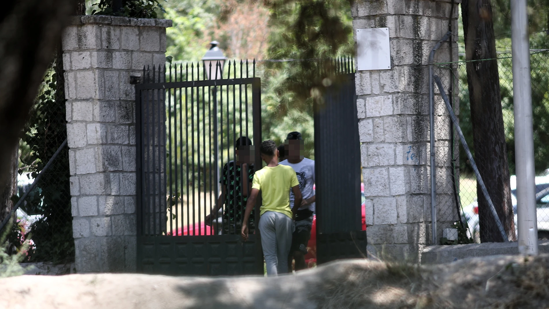 Un joven pasa por la puerta del centro de primera acogida de menores extranjeros no acompañados situado en Casa de Campo.