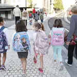 Varios niños acuden al colegio