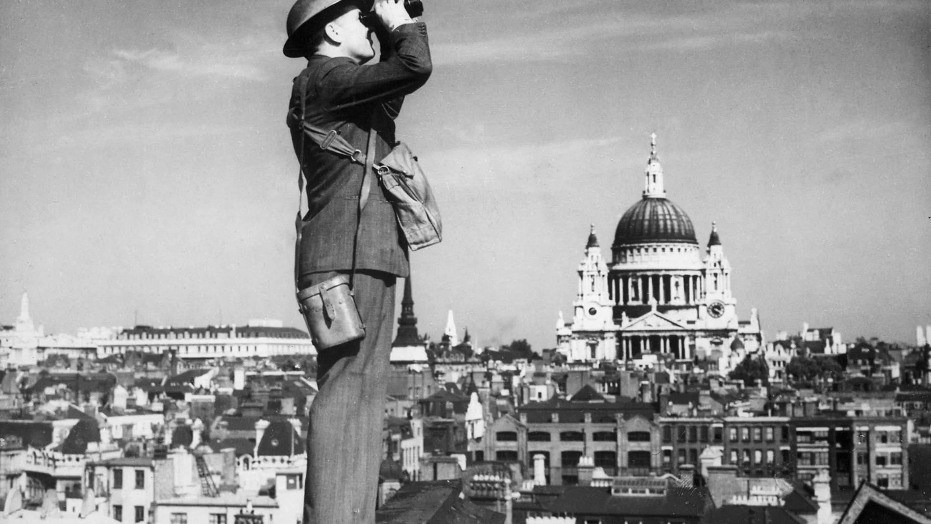 Un miembro del Cuerpo de Observadores vigila el cielo de Londres en 1940
